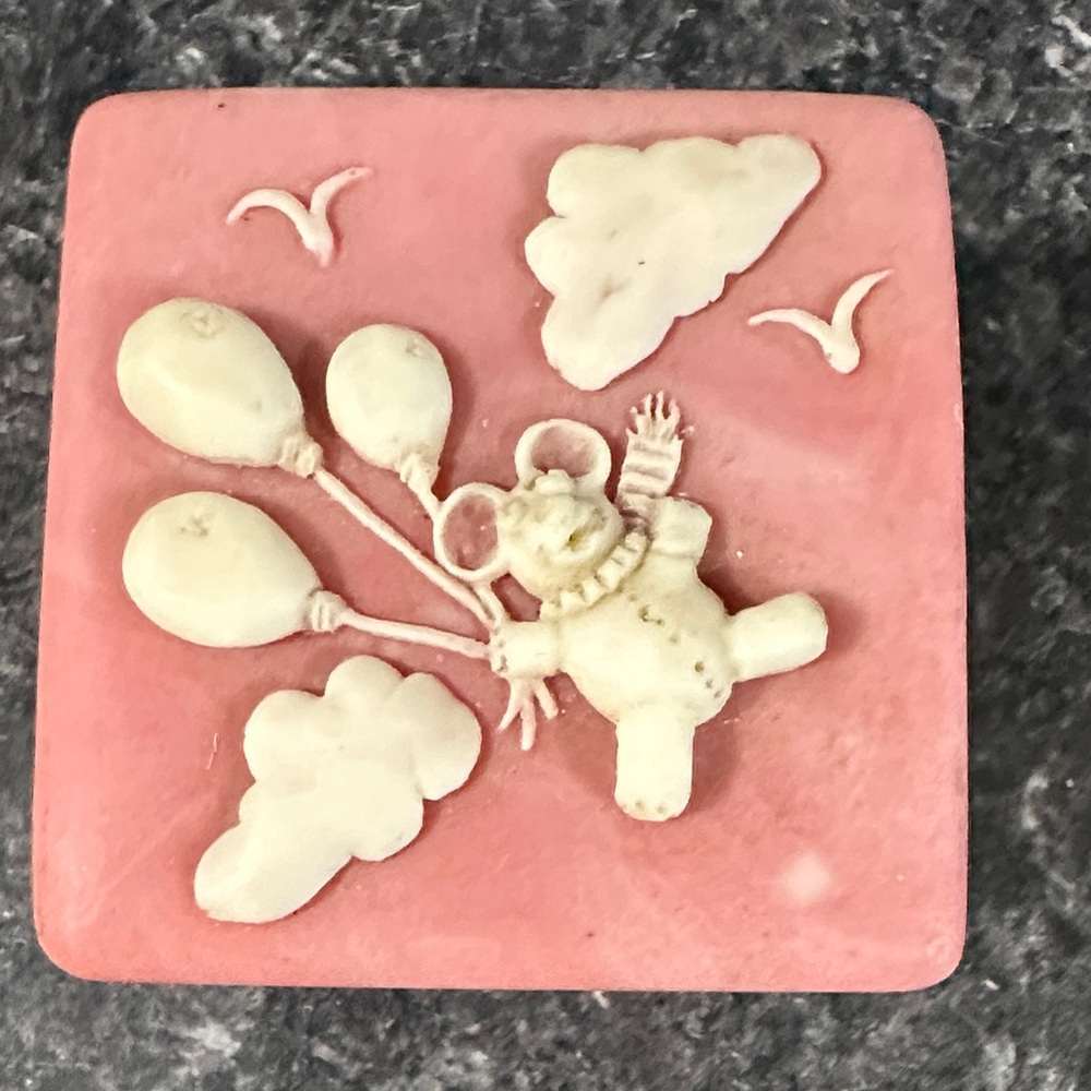 Vintage Incolay Soapstone Pink/White Trinket Box Bear with Balloons - Picture 2 of 9